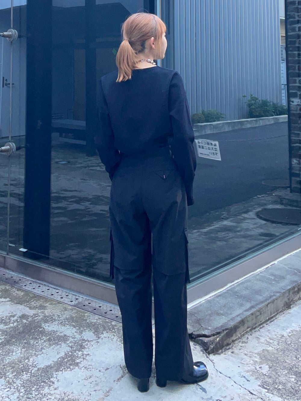 ブラック系のニット/セーター、シルバー系のネックレスを着用したレディースの冬コーディネートの2枚目の写真