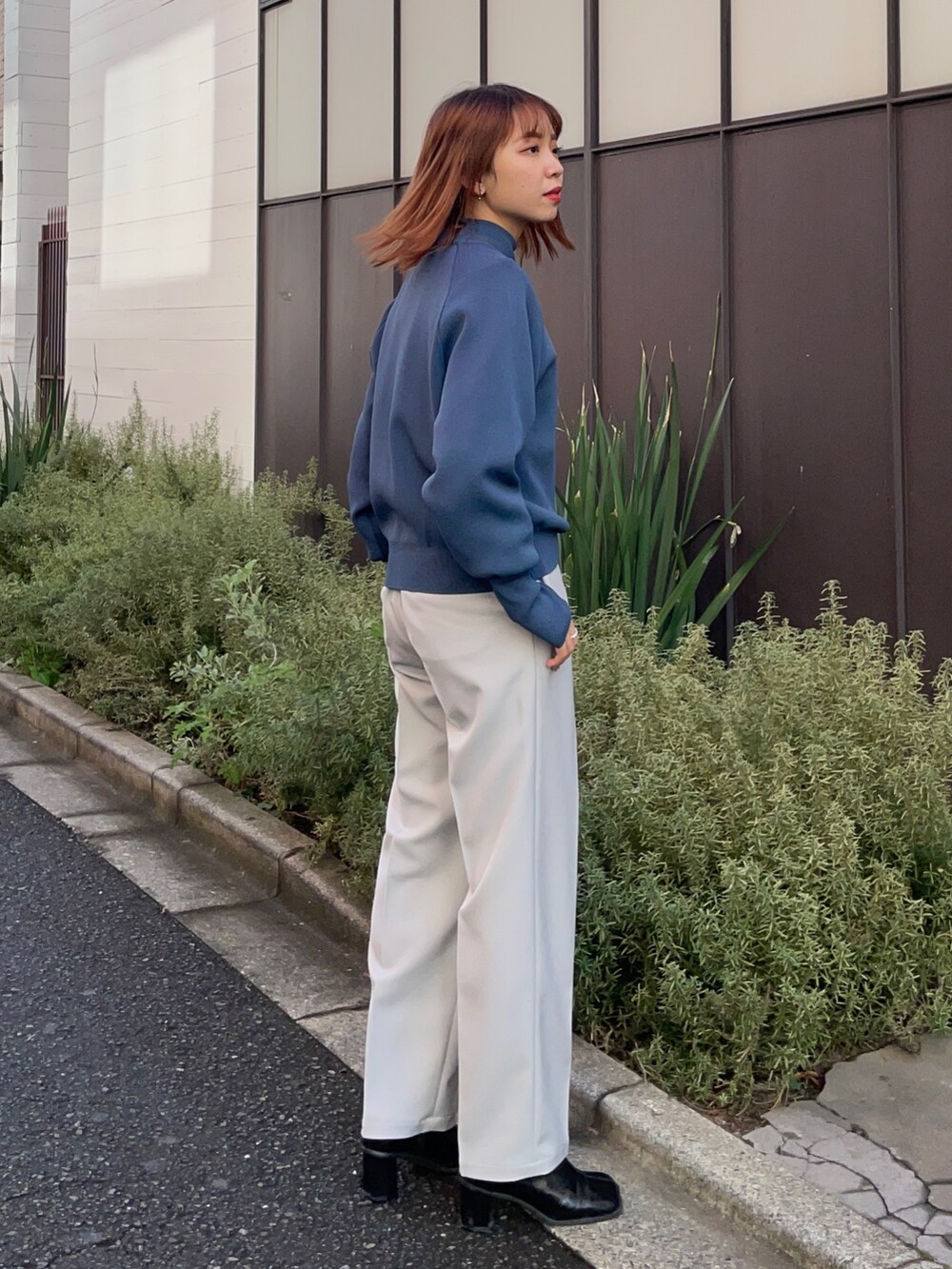 グレー系のニット/セーター、グレー系のその他パンツを着用したレディースの冬コーディネートの3枚目の写真