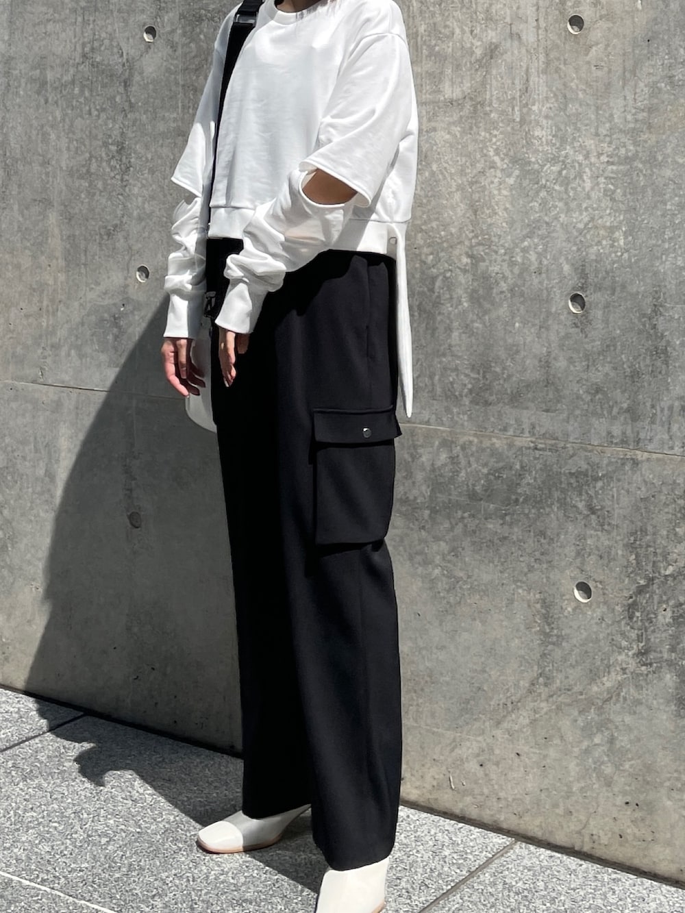 ブラック系のつなぎ/オールインワン、ホワイト系のスウェットを着用したレディースの秋コーディネートの3枚目の写真