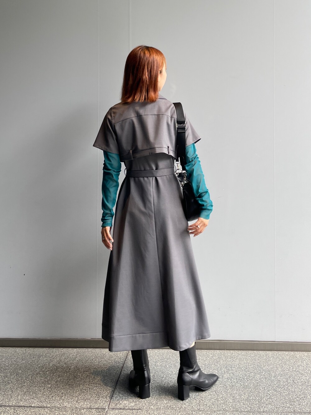 グリーン系のTシャツ/カットソー、グレー系のワンピースを着用したレディースの秋コーディネートの6枚目の写真