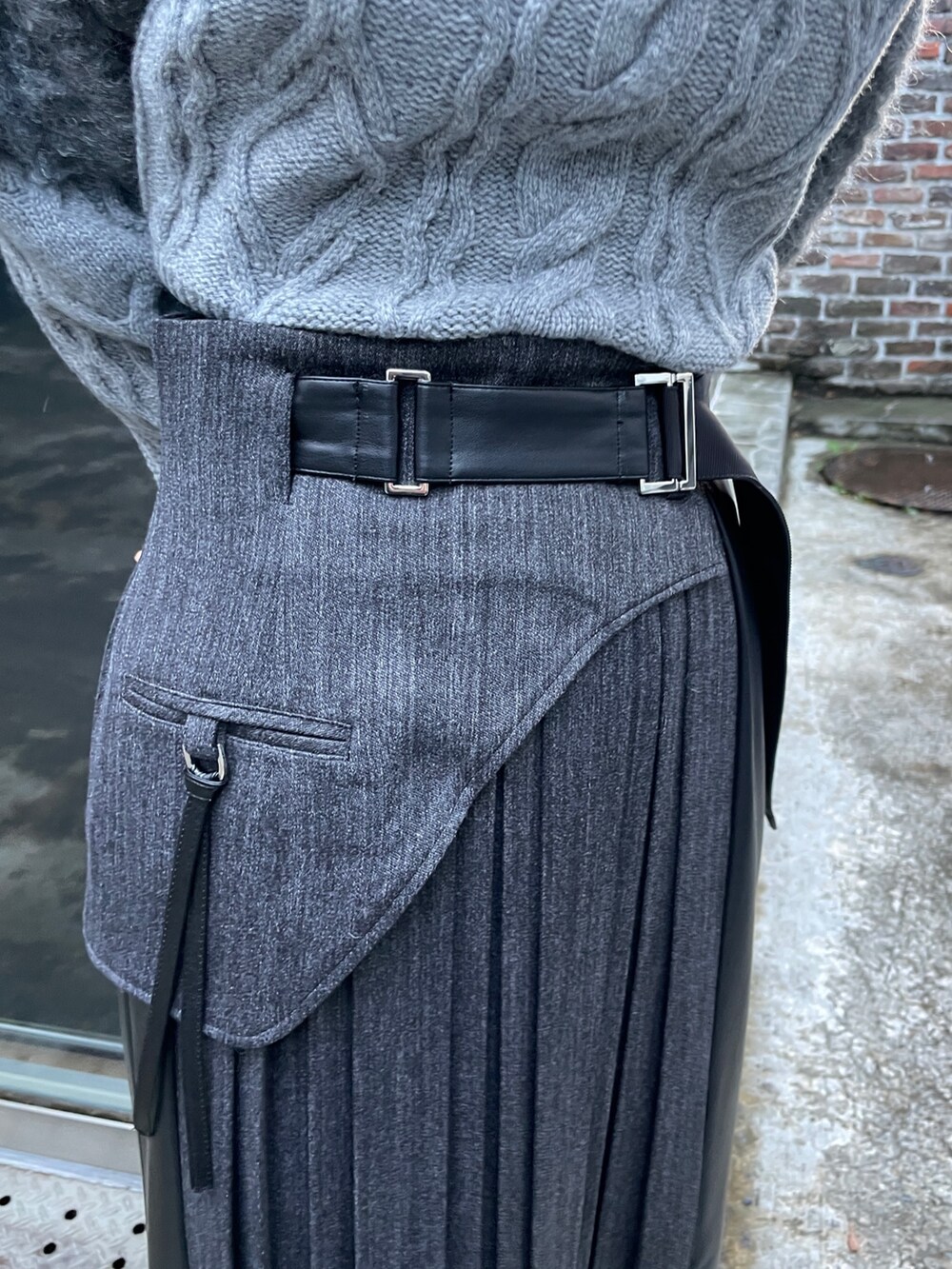 グレー系のニット/セーター、ブラック系のスカートを着用したレディースの冬コーディネートの5枚目の写真