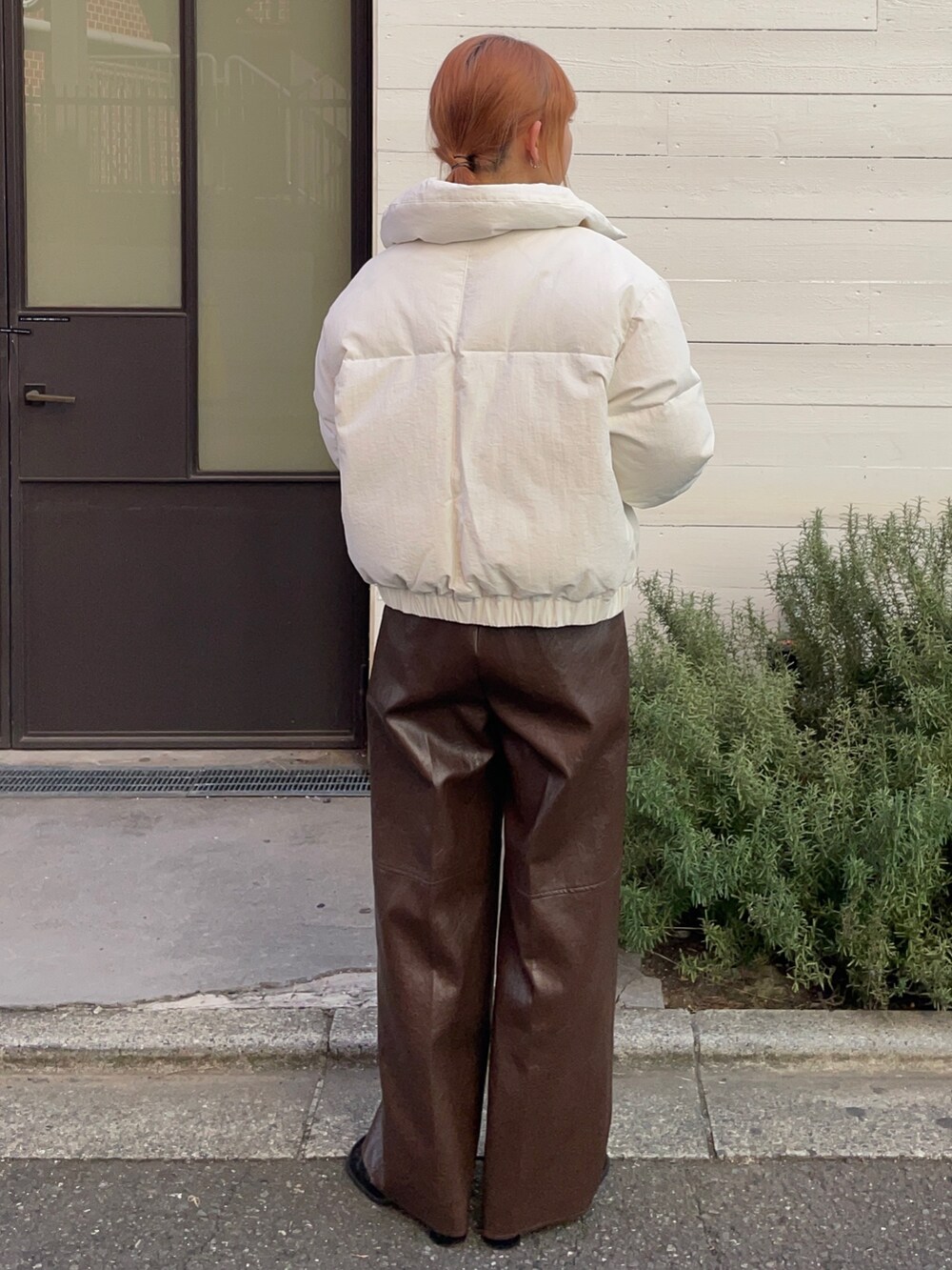 ホワイト系のダウンジャケット/コート、ブラウン系のその他パンツを着用したレディースの冬コーディネートの2枚目の写真