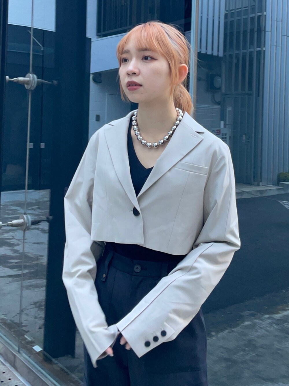 シルバー系のネックレスを着用したレディースの冬コーディネートの3枚目の写真