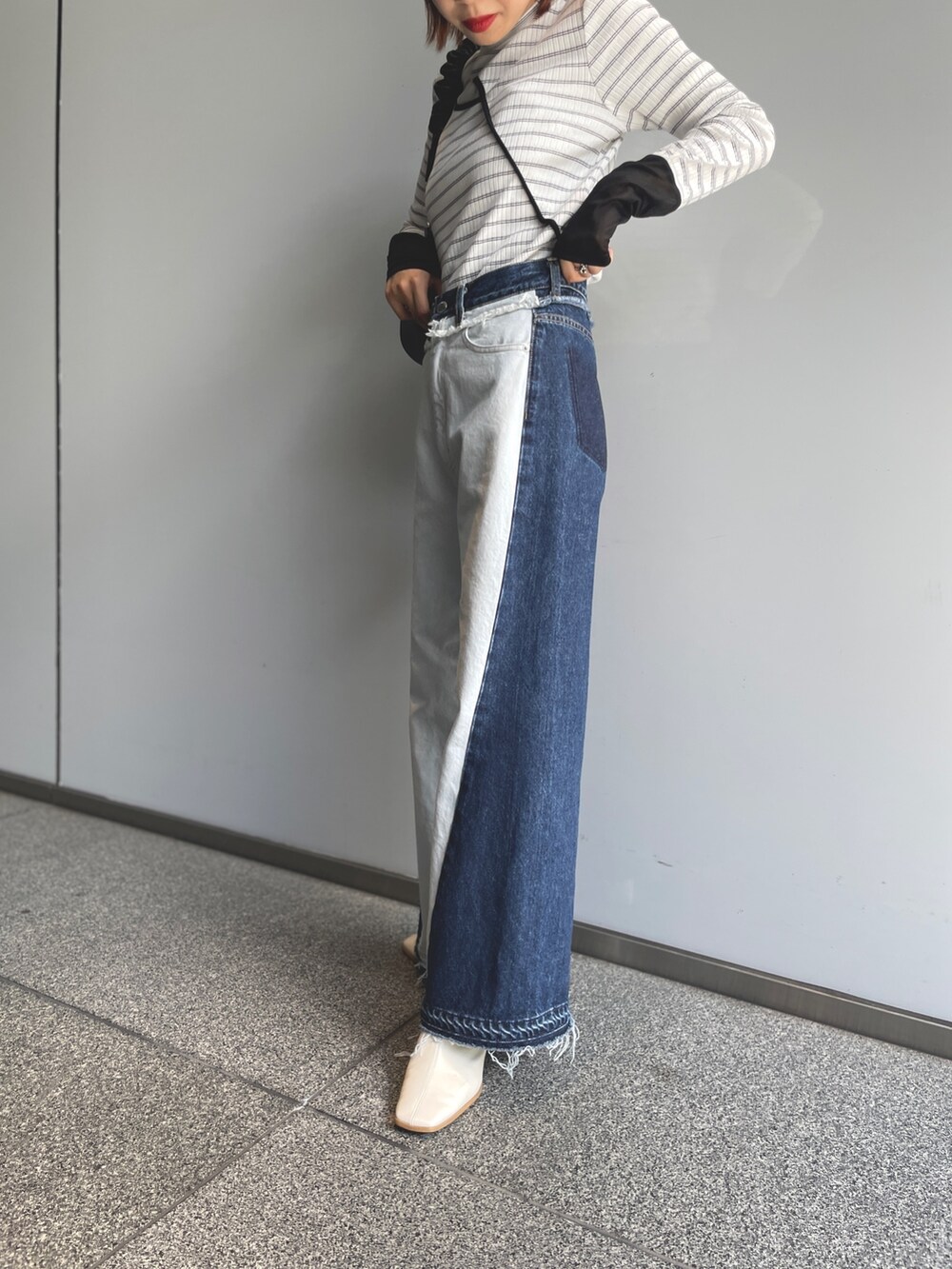 ブルー系のデニムパンツ、その他のTシャツ/カットソーを着用したレディースの夏コーディネートの4枚目の写真