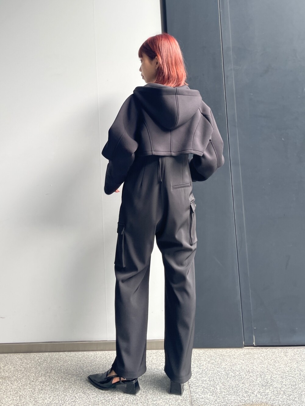 ブラック系のパーカー、ブラック系のつなぎ/オールインワンを着用したレディースの秋コーディネートの2枚目の写真