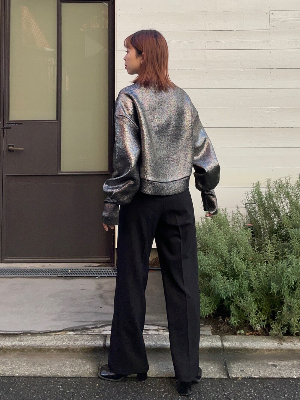 ブラック系のその他パンツ、シルバー系のニット/セーターを着用したレディースの冬コーディネートの2枚目の写真