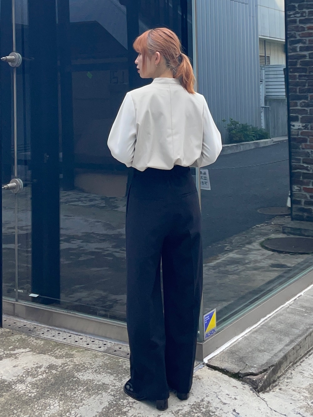 ベージュ系のシャツ/ブラウスを着用したレディースの冬コーディネートの3枚目の写真