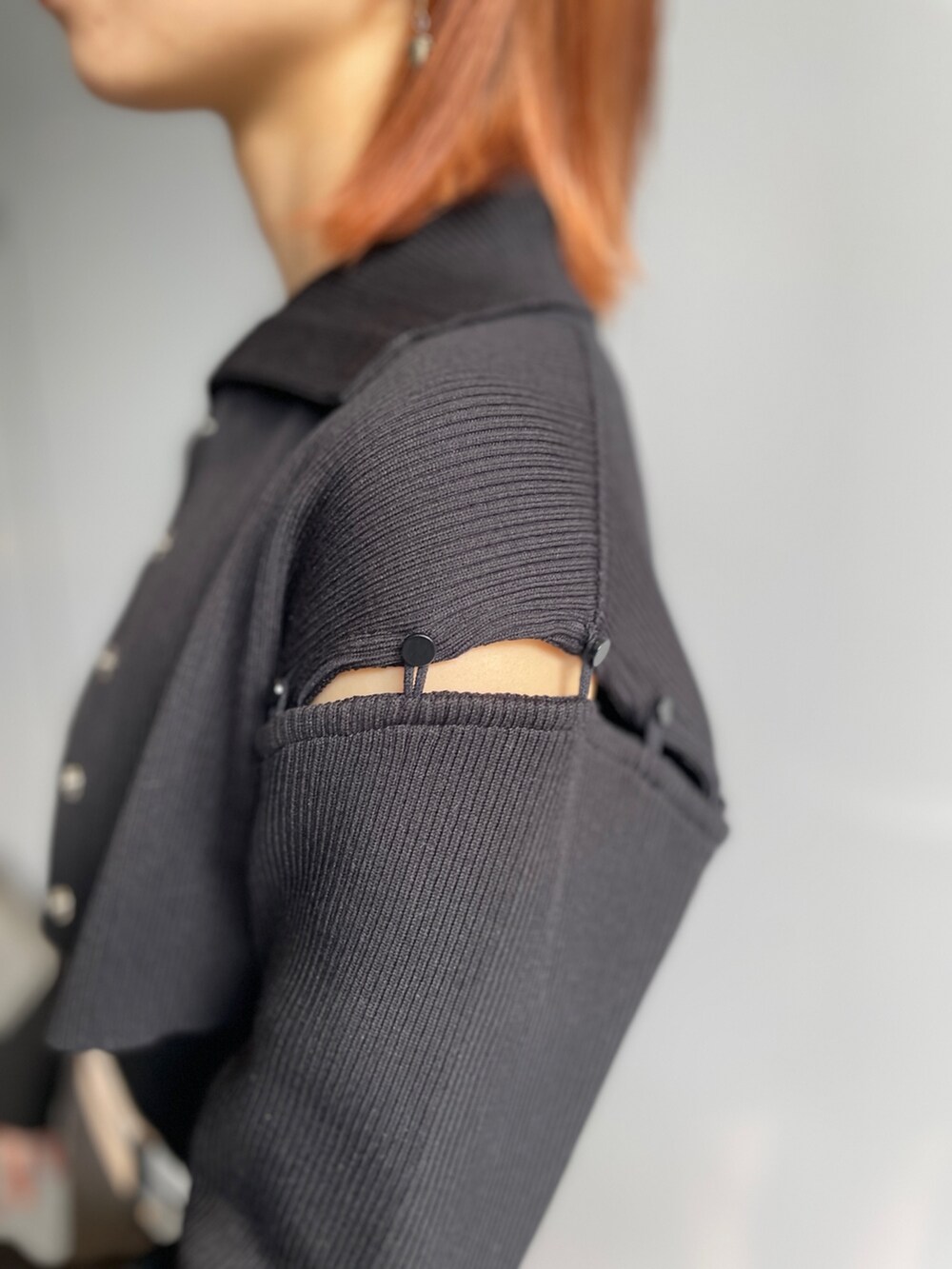 グレー系のスカート、ブラック系のニット/セーターを着用したレディースの秋コーディネートの4枚目の写真