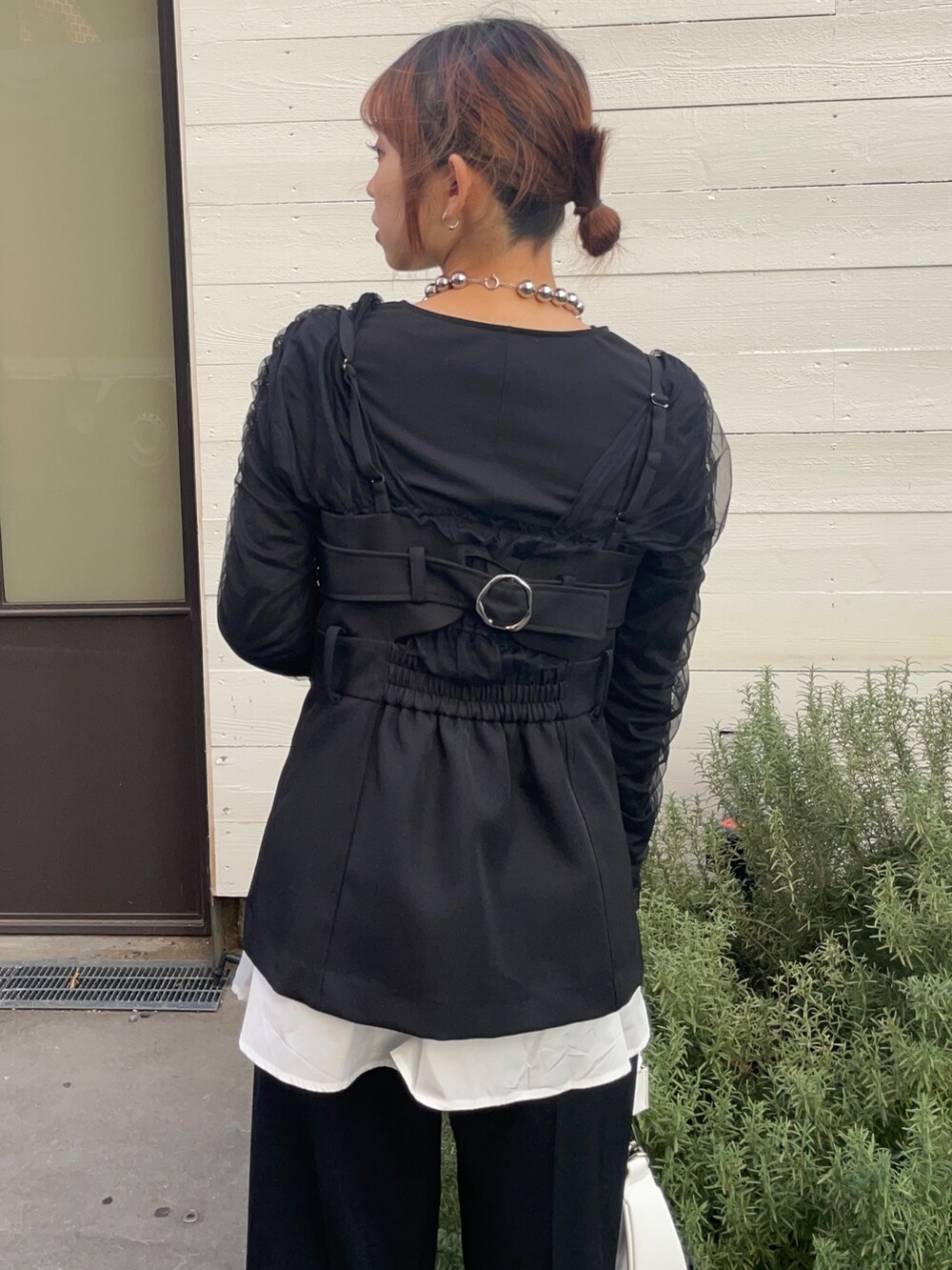 ブラック系のベスト、ブラック系のTシャツ/カットソー、ブラック系のスラックスを着用したレディースの冬コーディネートの5枚目の写真