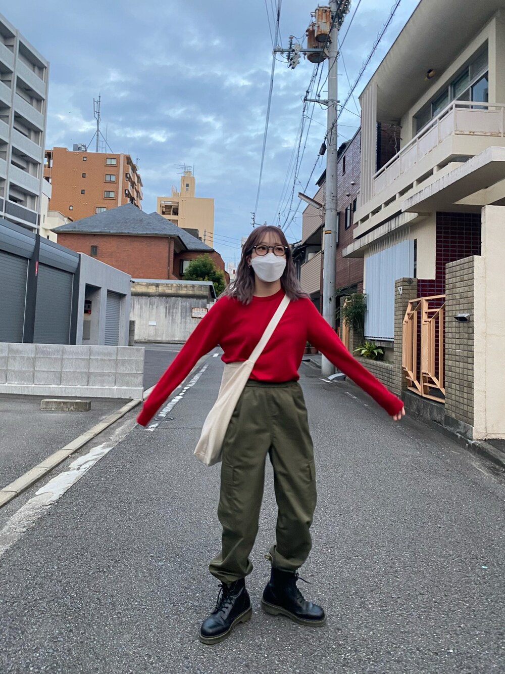 「秋服コーデ、軍パン、ブーツ」｜「UNIQLOのアイテム（ニット/セーター、レッド系）」を使った、ちひろさん（レディース・150cm）の秋コーディネートの2枚目の写真