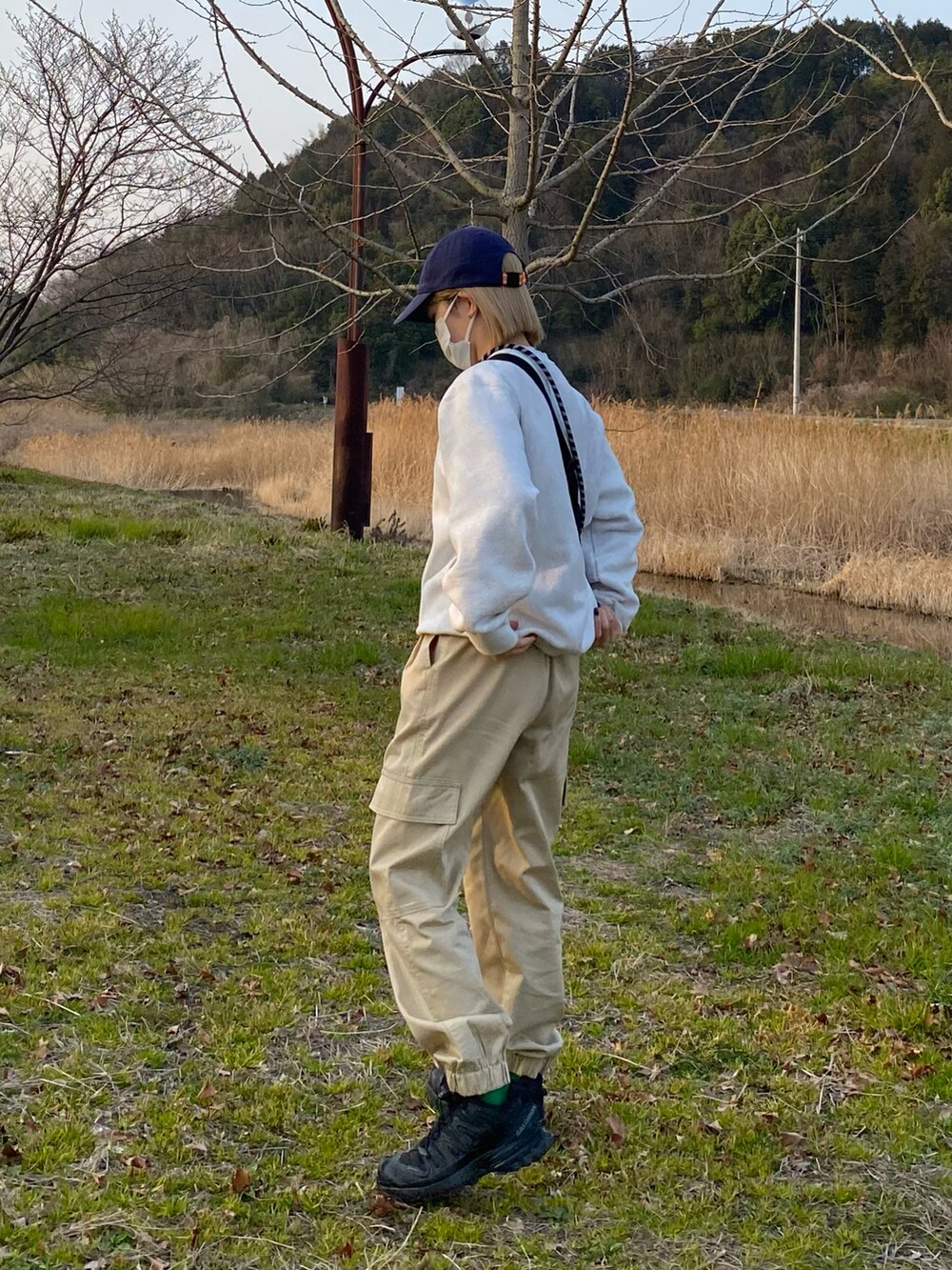 「GUのアイテム（スウェット、グレー系）」を使った、ちひろさん（レディース・150cm）の春コーディネートの2枚目の写真