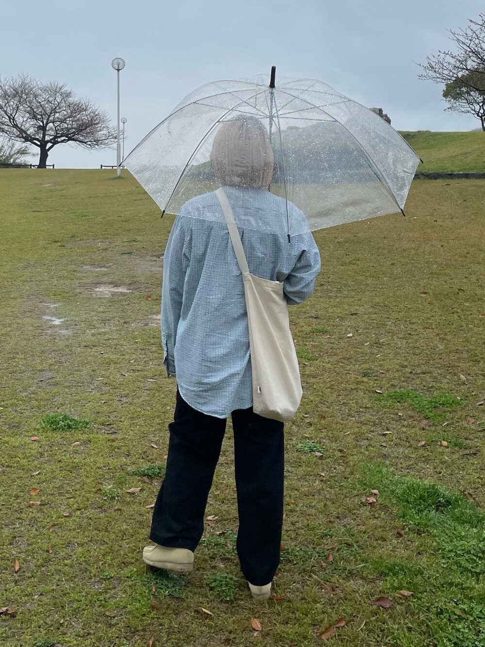 「春コーデ、クラークス、古着」｜「古着のアイテム（シャツ/ブラウス、グリーン系）」を使った、ちひろさん（レディース・150cm）の春コーディネートの2枚目の写真