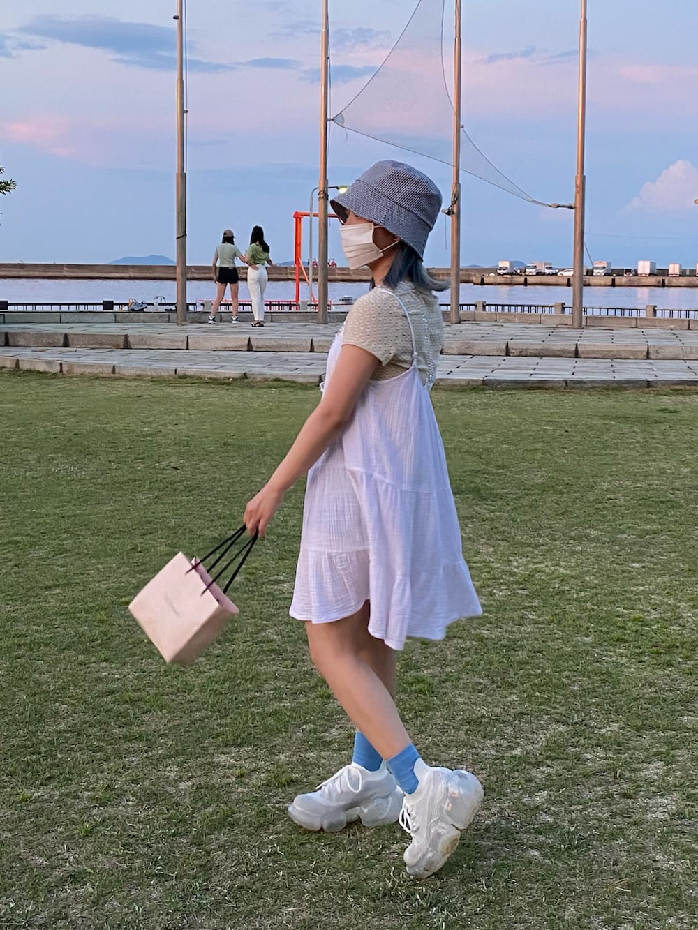 「groundsの【grounds】 MOOPIE / white gray x clear sole（スニーカー、ホワイト系）」を使った、ちひろさん（レディース・150cm）の夏コーディネートの2枚目の写真