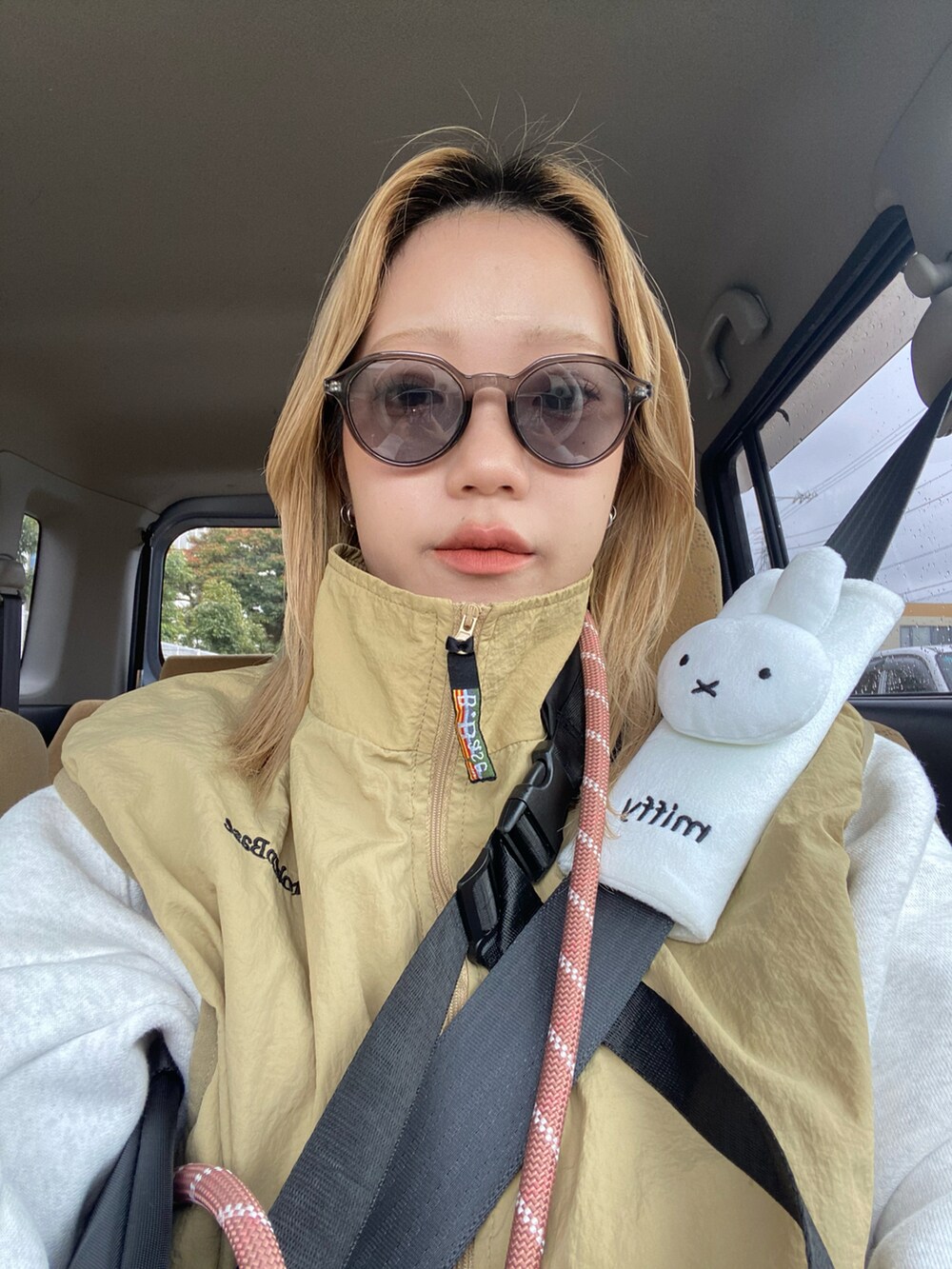 「BROKEN BASEのナイロンテックハーフジップベスト（ベスト、ベージュ系）」を使った、ちひろさん（レディース・150cm）の春コーディネートの3枚目の写真