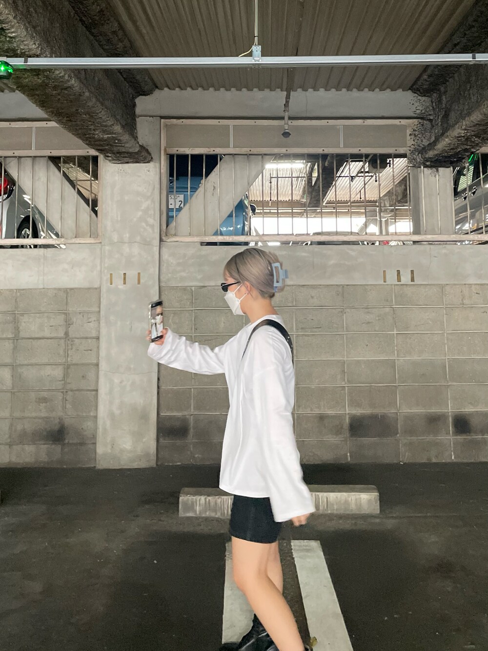 「モノトーン、韓国ファッション、韓国コーデ、サングラス」｜「SVECのアイテム（ショルダーバッグ、ブラック系）」を使った、ちひろさん（レディース・150cm）の夏コーディネートの3枚目の写真