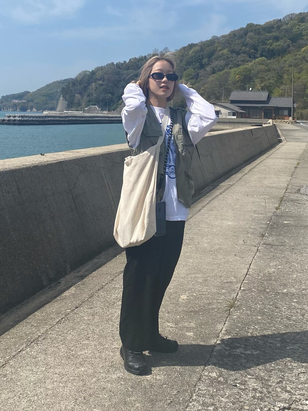 「休日コーデ、古着、フィッシングベスト」｜「USEDのアイテム（Tシャツ/カットソー、ホワイト系）」を使った、ちひろさん（レディース・150cm）の春コーディネートの2枚目の写真