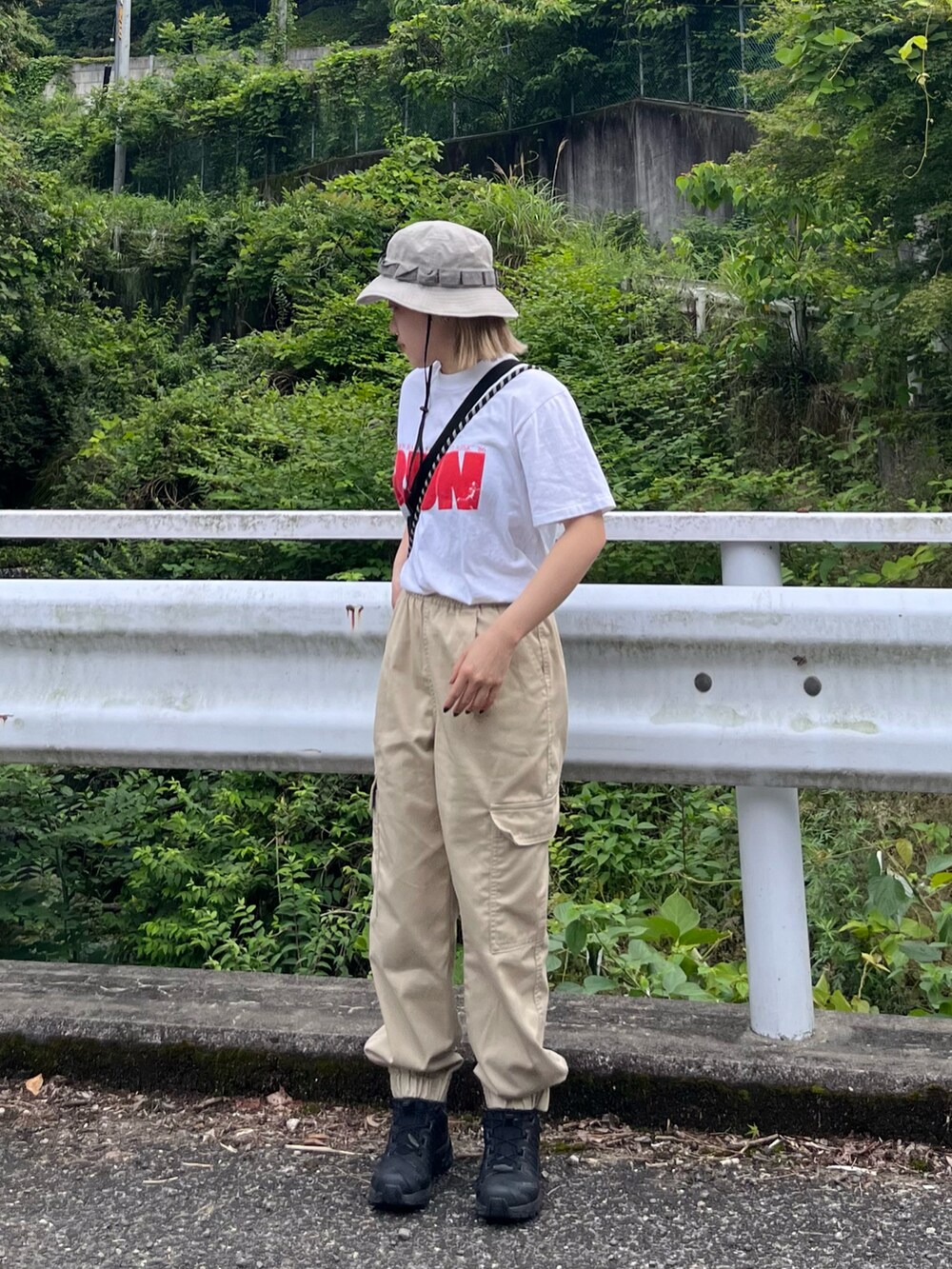 「夏コーデ、カーゴパンツ、バケットハット、サロモン」｜「USEDのアイテム（Tシャツ/カットソー、ホワイト系）」を使った、ちひろさん（レディース・150cm）の夏コーディネートの2枚目の写真