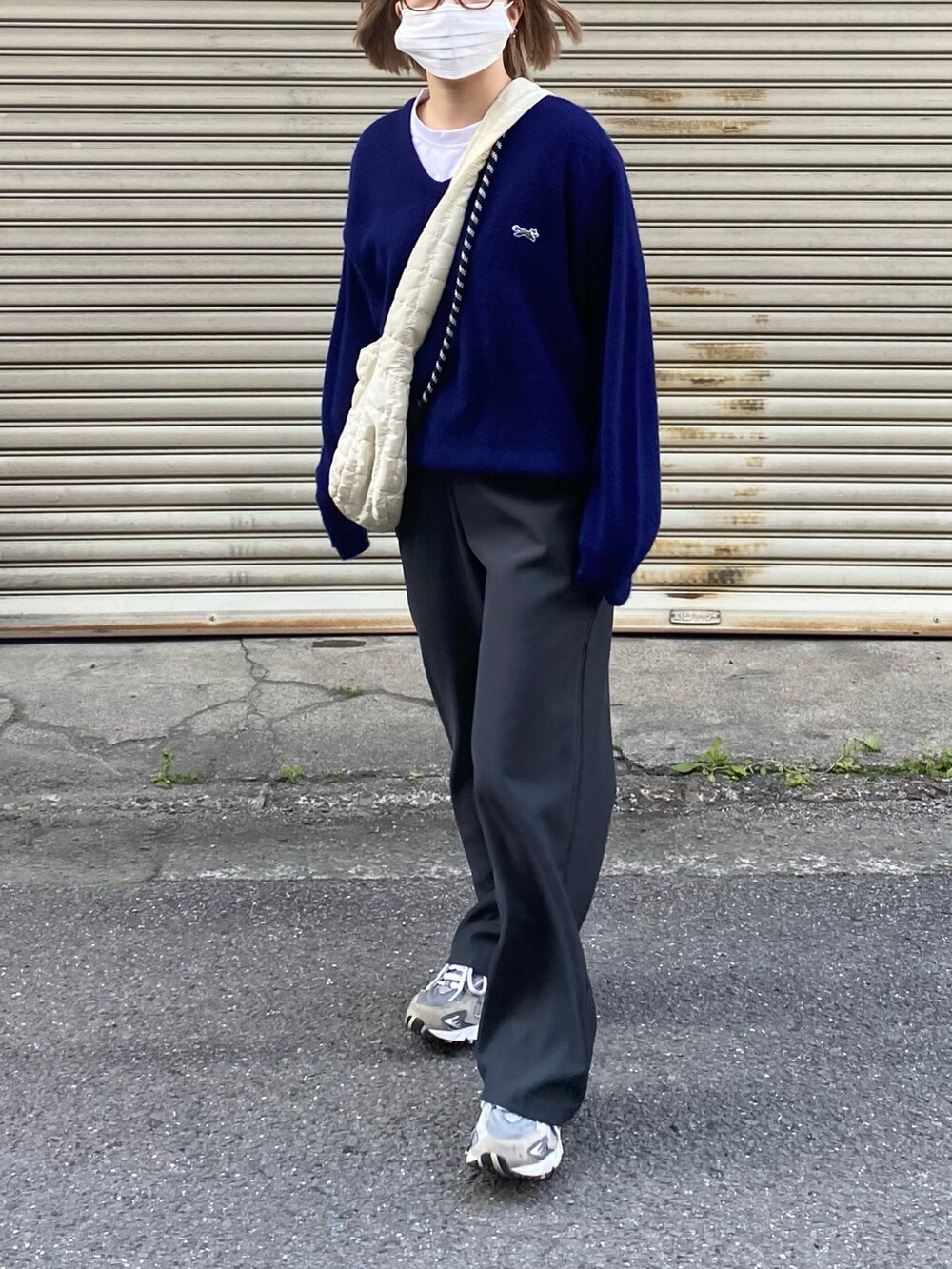 「古着、シンプルコーデ、ニューバランス」｜「古着のアイテム（ニット/セーター、ブルー系）」を使った、ちひろさん（レディース・150cm）の春コーディネートの2枚目の写真
