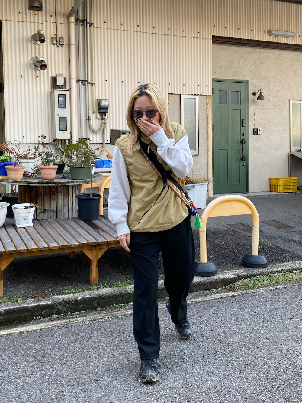 「BROKEN BASEのナイロンテックハーフジップベスト（ベスト、ベージュ系）」を使った、ちひろさん（レディース・150cm）の春コーディネートの2枚目の写真