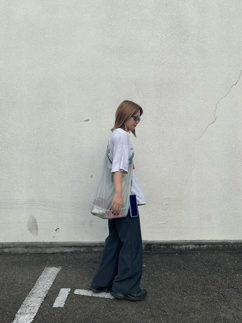 「古着」｜「古着のアイテム（Tシャツ/カットソー、グレー系）」を使った、ちひろさん（レディース・150cm）の夏コーディネートの3枚目の写真