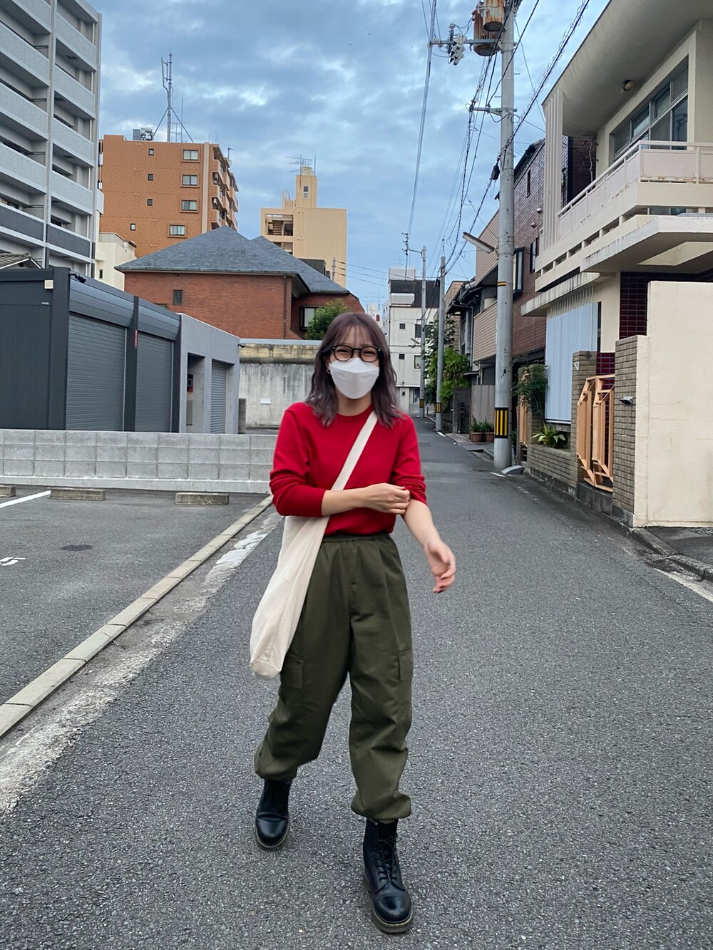 「秋服コーデ、軍パン、ブーツ」｜「UNIQLOのアイテム（ニット/セーター、レッド系）」を使った、ちひろさん（レディース・150cm）の秋コーディネートの3枚目の写真