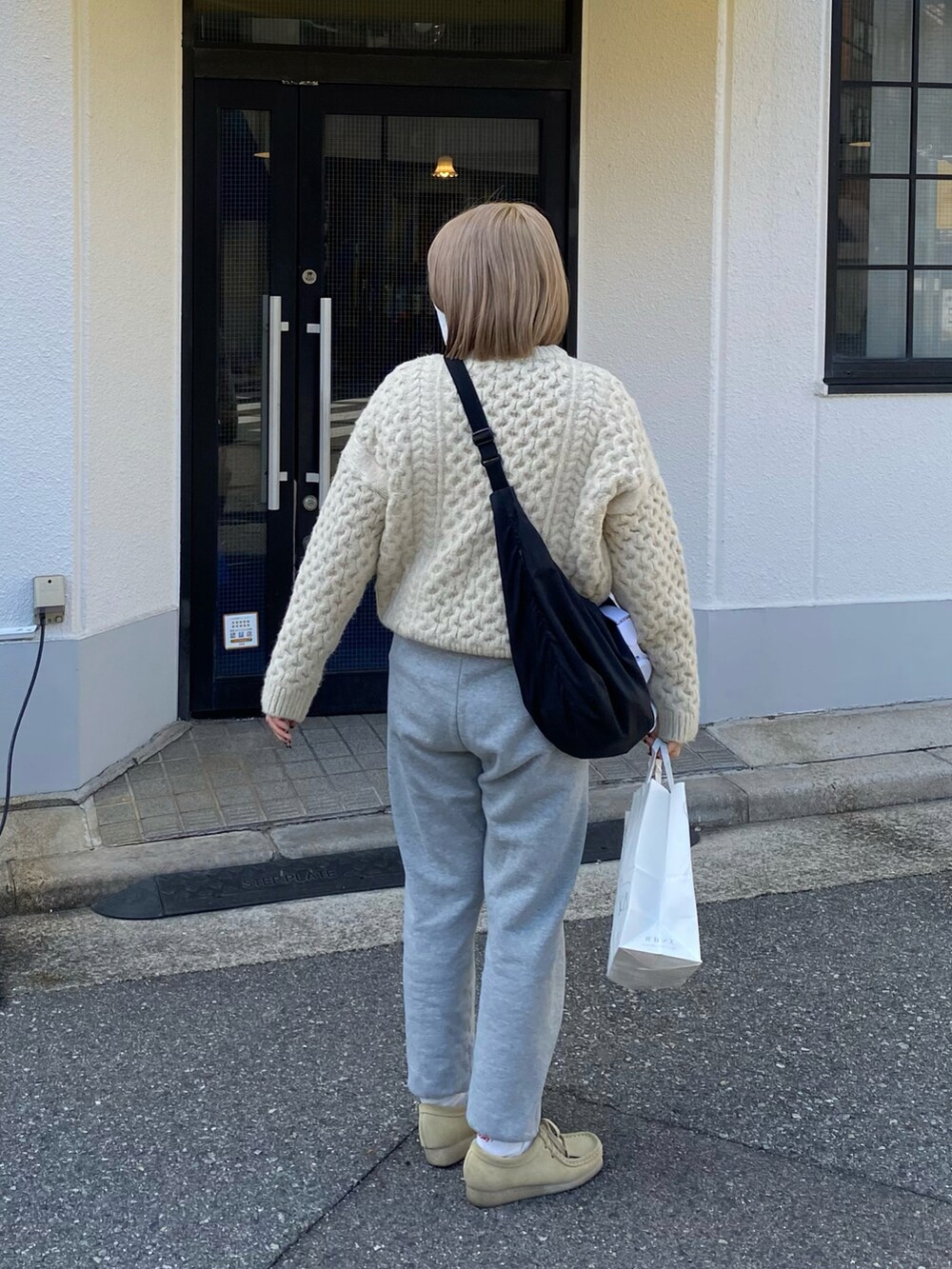 「アランニット、スウェットパンツ、クラークス、古着」｜「UNIQLOのアイテム（スウェットパンツ、グレー系）」を使った、ちひろさん（レディース・150cm）の冬コーディネートの2枚目の写真