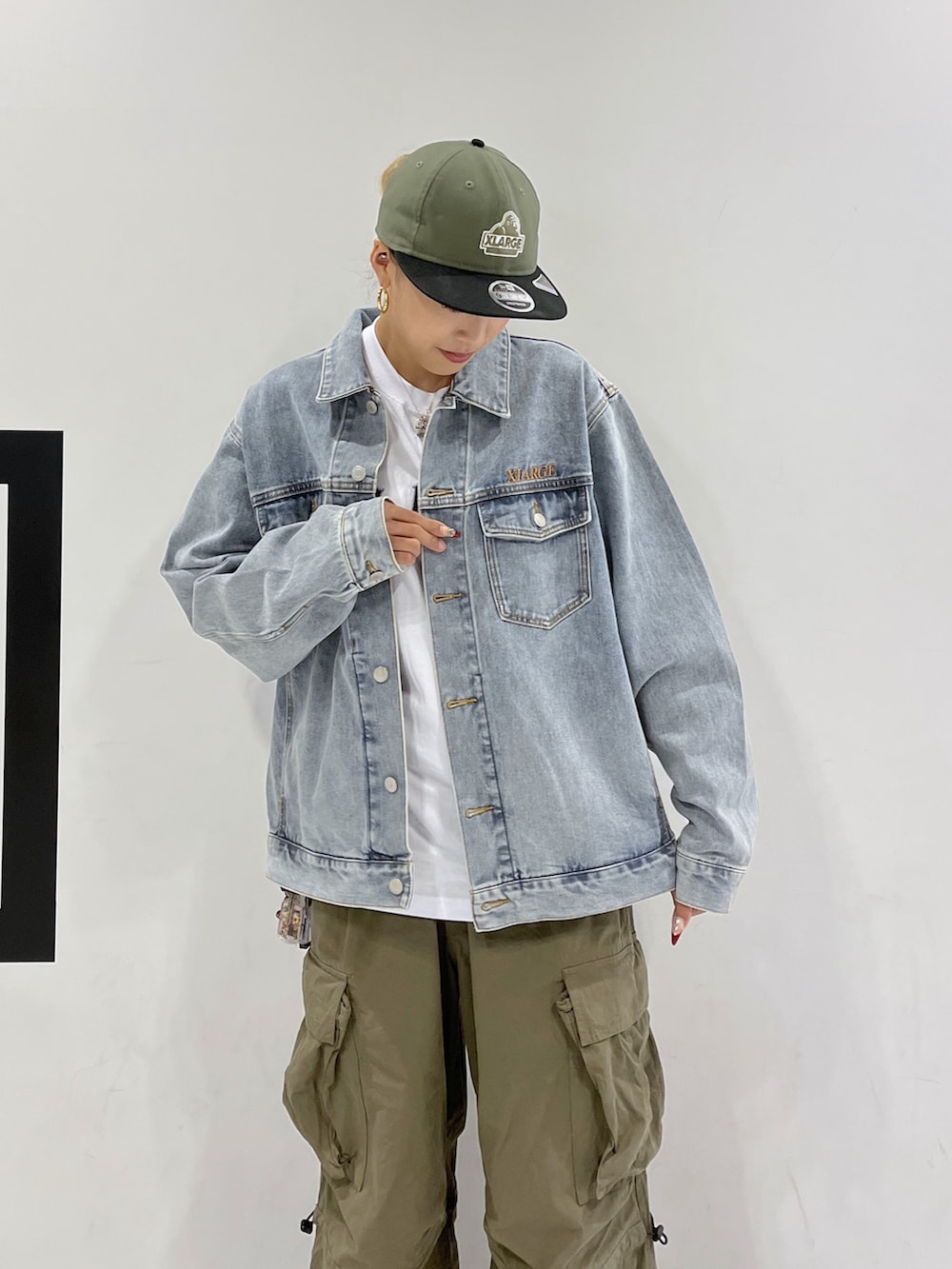 グリーン系のカーゴパンツ、ブルー系のデニムジャケット、ホワイト系のTシャツ/カットソーを着用したレディースの秋コーディネートの2枚目の写真