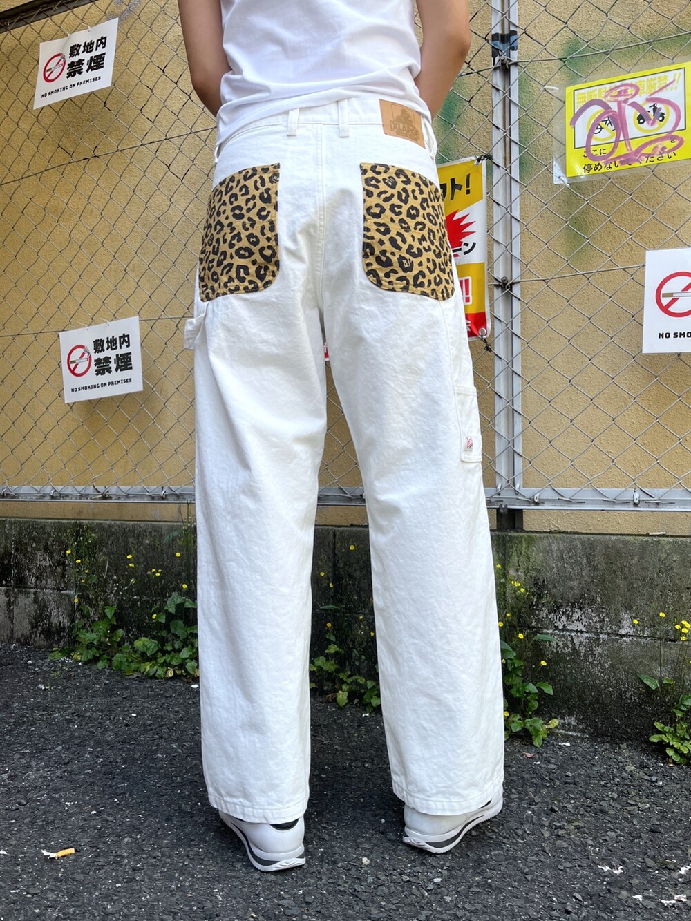 ホワイト系のTシャツ/カットソー、ホワイト系のその他パンツを着用したレディースの春コーディネートの4枚目の写真
