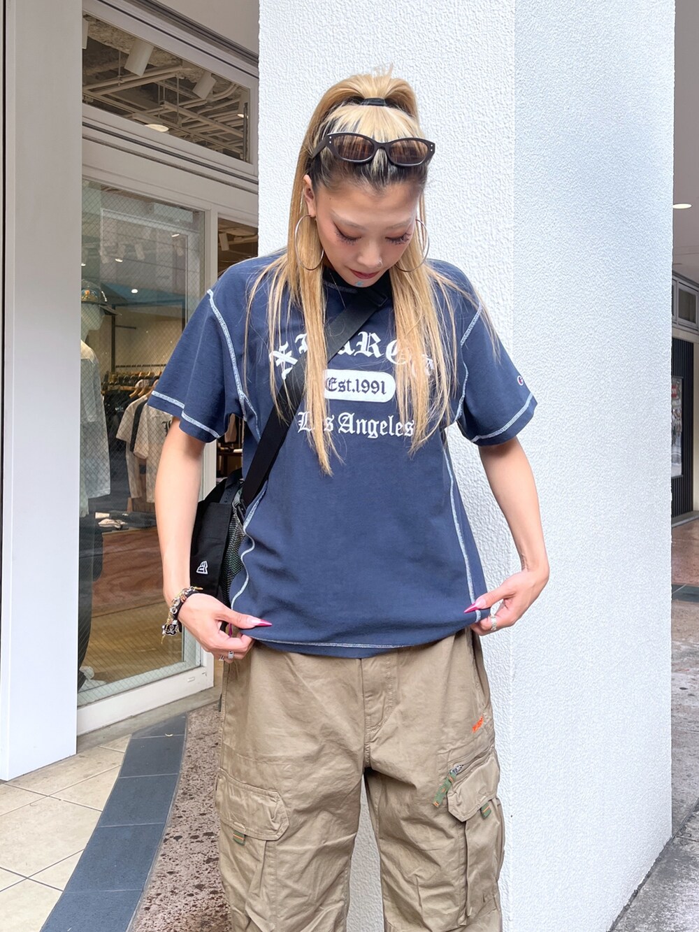 グリーン系のその他パンツ、ブルー系のTシャツ/カットソー、その他のショルダーバッグを着用したレディースの夏コーディネートの4枚目の写真