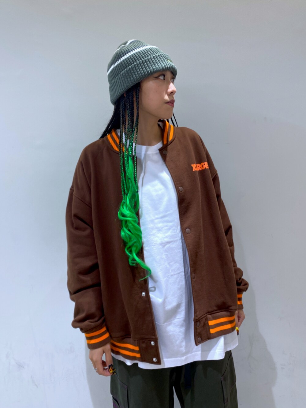 グリーン系のカーゴパンツ、グリーン系のブルゾン、グリーン系のニットキャップ/ビーニーを着用したレディースの秋コーディネートの2枚目の写真