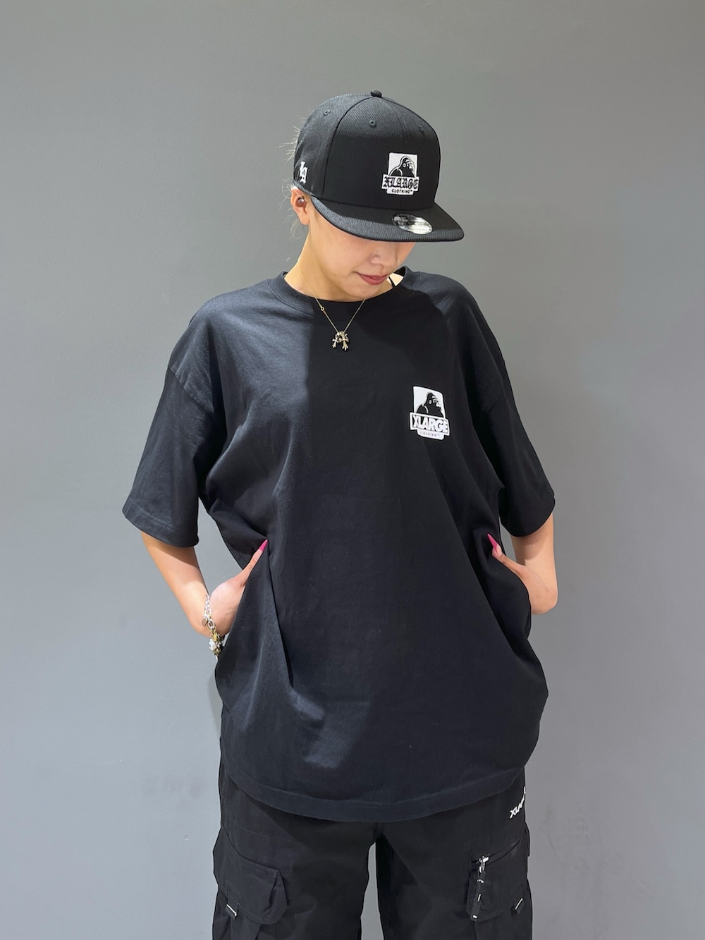 ブラック系のTシャツ/カットソー、ブラック系のその他パンツ、ブラック系のキャップを着用したレディースの夏コーディネートの4枚目の写真