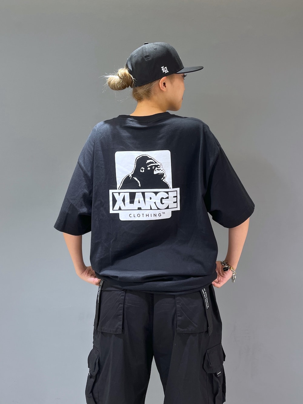 ブラック系のTシャツ/カットソー、ブラック系のその他パンツ、ブラック系のキャップを着用したレディースの夏コーディネートの3枚目の写真