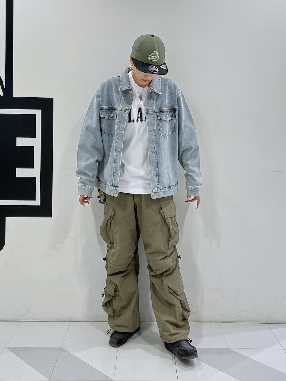 グリーン系のカーゴパンツ、ブルー系のデニムジャケット、ホワイト系のTシャツ/カットソーを着用したレディースの秋コーディネートの3枚目の写真