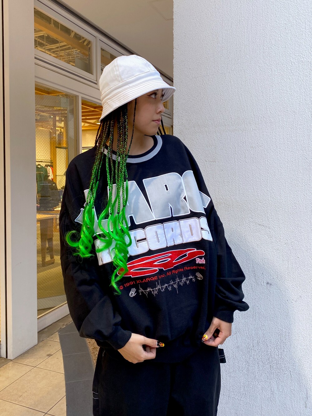 ブラック系のその他パンツ、ブラック系のスウェット、ホワイト系のハットを着用したレディースの秋コーディネートの2枚目の写真