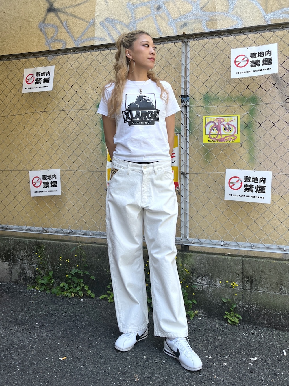 ホワイト系のTシャツ/カットソー、ホワイト系のその他パンツを着用したレディースの春コーディネートの2枚目の写真