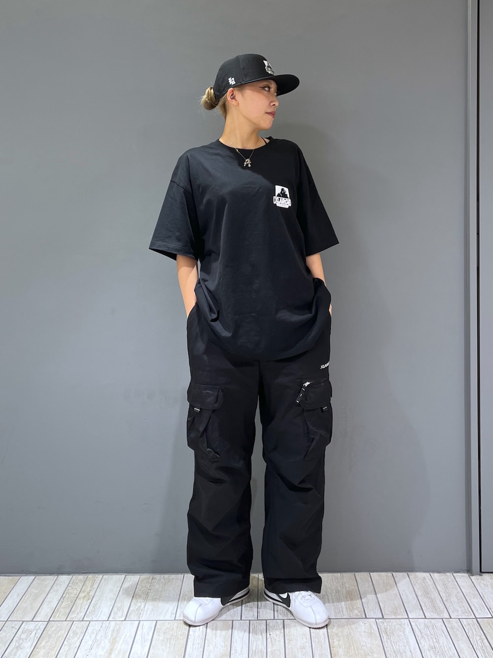 ブラック系のTシャツ/カットソー、ブラック系のその他パンツ、ブラック系のキャップを着用したレディースの夏コーディネートの2枚目の写真