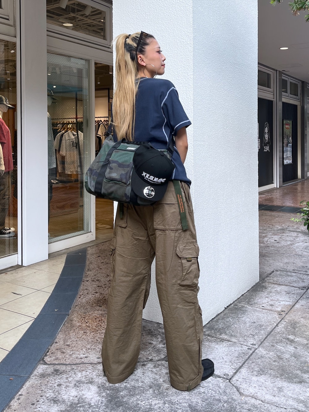 グリーン系のその他パンツ、ブルー系のTシャツ/カットソー、その他のショルダーバッグを着用したレディースの夏コーディネートの3枚目の写真