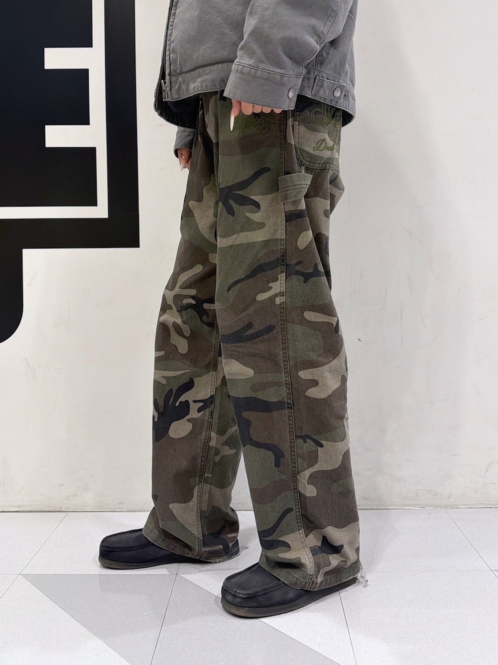 グレー系のその他アウター、ブラック系のパーカー、その他のその他パンツを着用したレディースの冬コーディネートの3枚目の写真