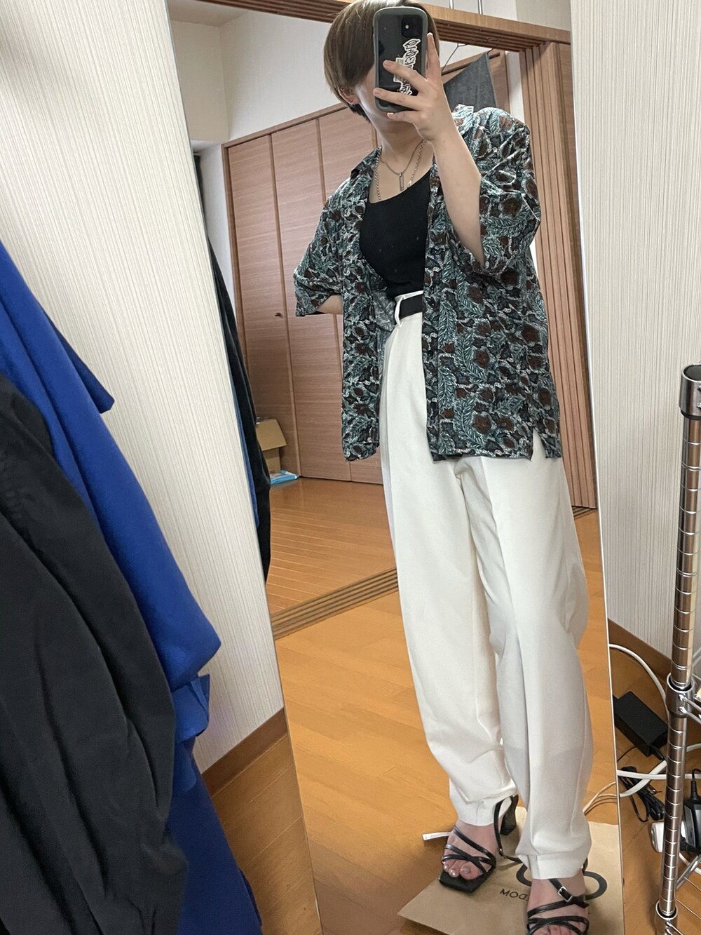 グリーン系のシャツ/ブラウス、ホワイト系のスラックス、ブラック系のサンダルを着用したレディースの春コーディネートの2枚目の写真