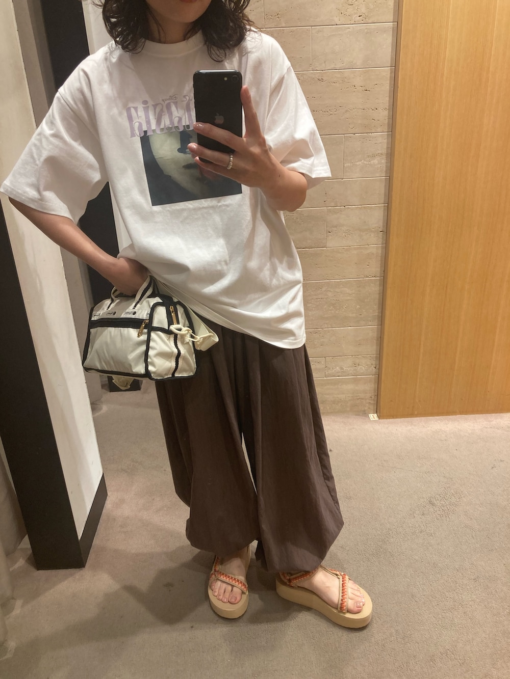 その他のTシャツ/カットソー、ベージュ系のショルダーバッグ、ブラウン系のその他パンツを着用したレディースの夏コーディネートの4枚目の写真