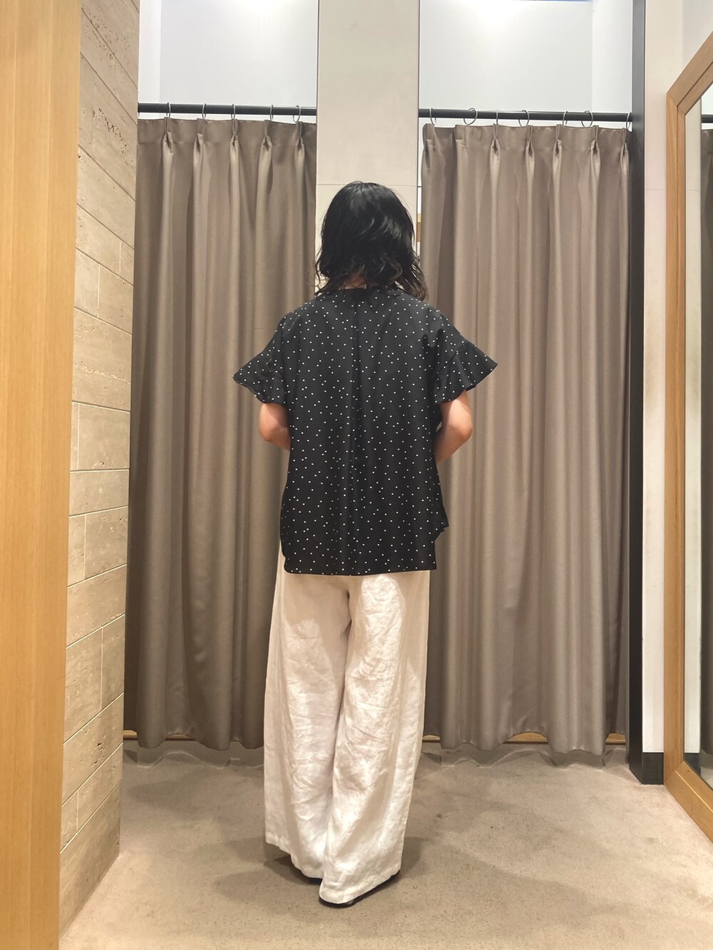 ホワイト系のその他パンツ、ブラック系のスニーカー、ブラック系のシャツ/ブラウスを着用したレディースの夏コーディネートの4枚目の写真