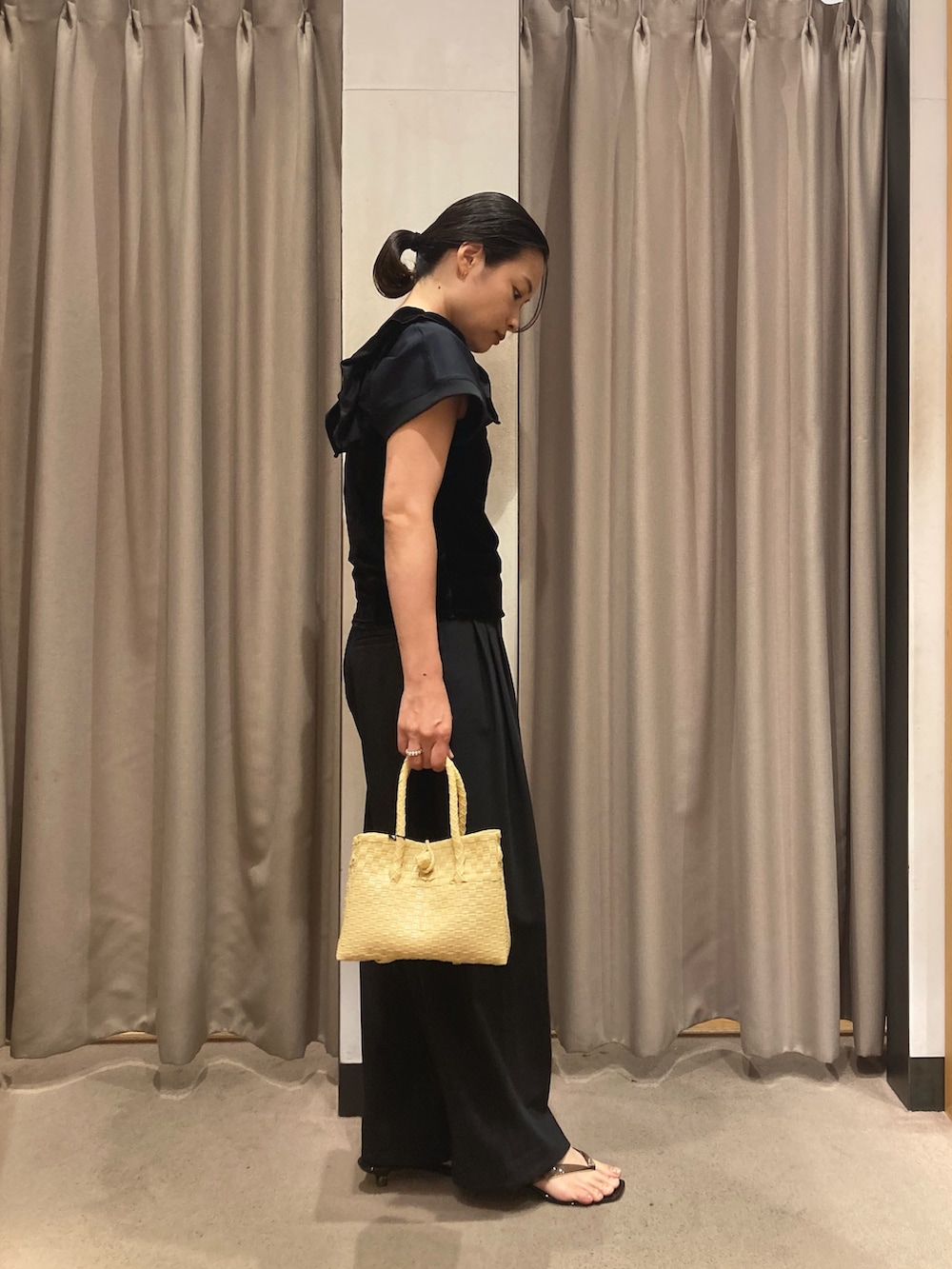 ブラック系のその他パンツ、ブラック系のサンダル、ベージュ系のトートバッグを着用したレディースの夏コーディネートの2枚目の写真
