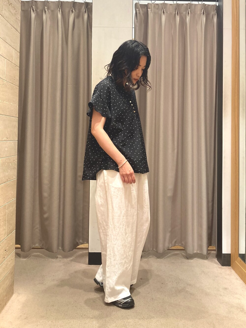 ホワイト系のその他パンツ、ブラック系のスニーカー、ブラック系のシャツ/ブラウスを着用したレディースの夏コーディネートの2枚目の写真