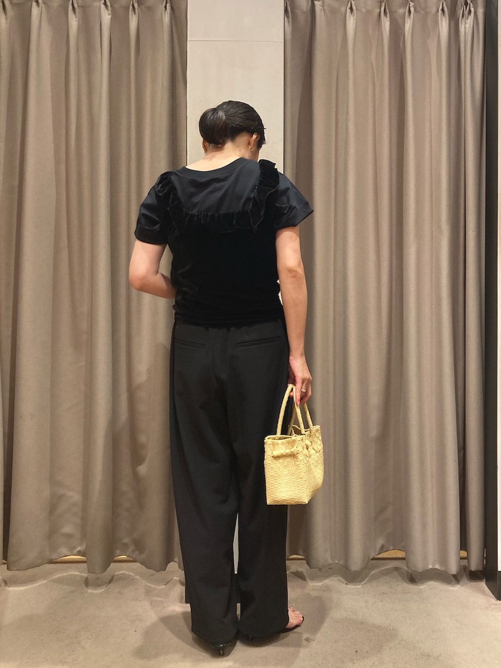ブラック系のその他パンツ、ブラック系のサンダル、ベージュ系のトートバッグを着用したレディースの夏コーディネートの3枚目の写真