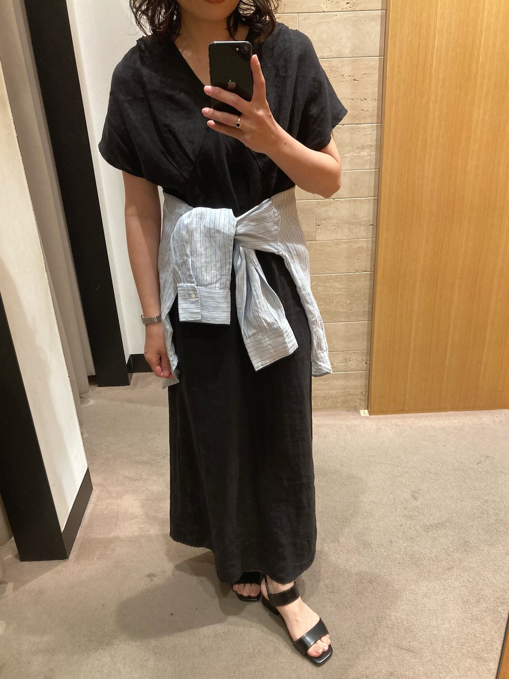 ブラック系のワンピース、ブルー系のシャツ/ブラウス、ブラック系のサンダルを着用したレディースの夏コーディネートの4枚目の写真