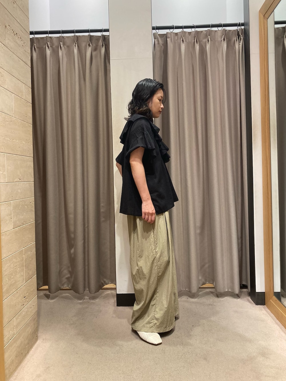 ブラック系のシャツ/ブラウス、ベージュ系のその他パンツ、ホワイト系のバレエシューズを着用したレディースの夏コーディネートの2枚目の写真