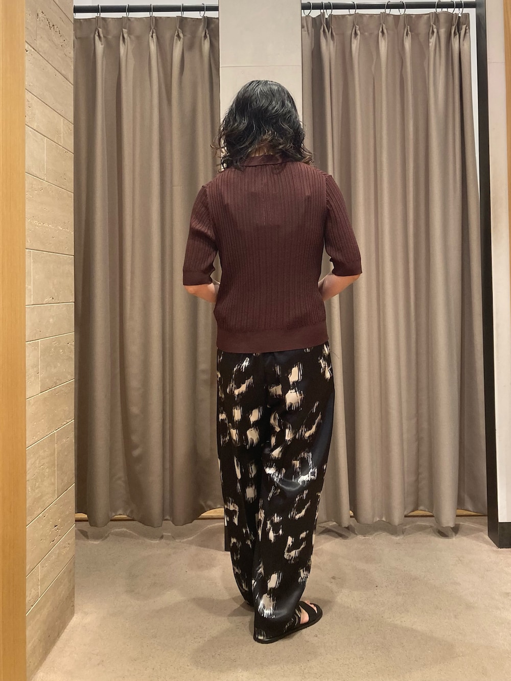 その他のその他パンツ、ブラウン系のニット/セーター、ブラウン系のメガネを着用したレディースの夏コーディネートの3枚目の写真