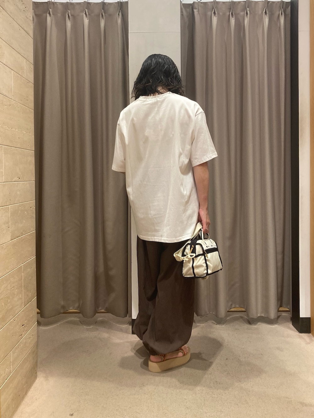 その他のTシャツ/カットソー、ベージュ系のショルダーバッグ、ブラウン系のその他パンツを着用したレディースの夏コーディネートの3枚目の写真