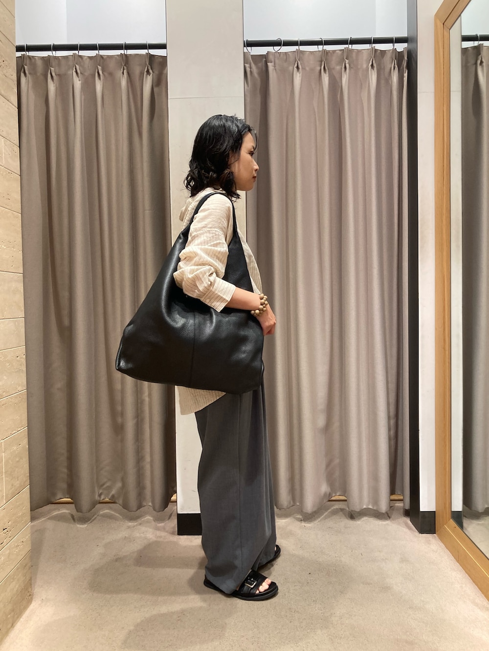 グレー系のその他パンツ、ブラック系のサンダル、ブラック系のトートバッグを着用したレディースの夏コーディネートの2枚目の写真