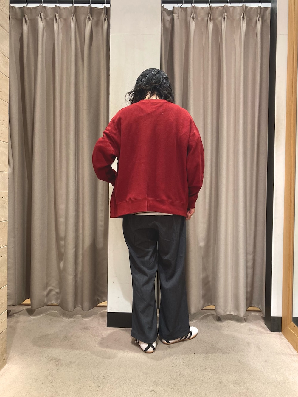 レッド系のカーディガン/ボレロ、ホワイト系のTシャツ/カットソー、ホワイト系のスニーカーを着用したレディースの秋コーディネートの2枚目の写真